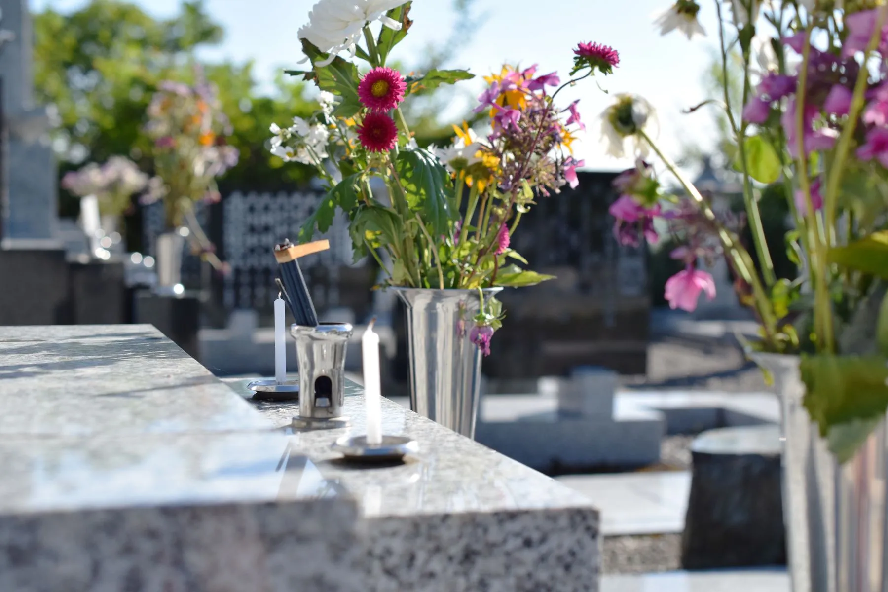 Fleurissement de tombe et articles de recueillement pour l'entretien de sépulture en cimetière
