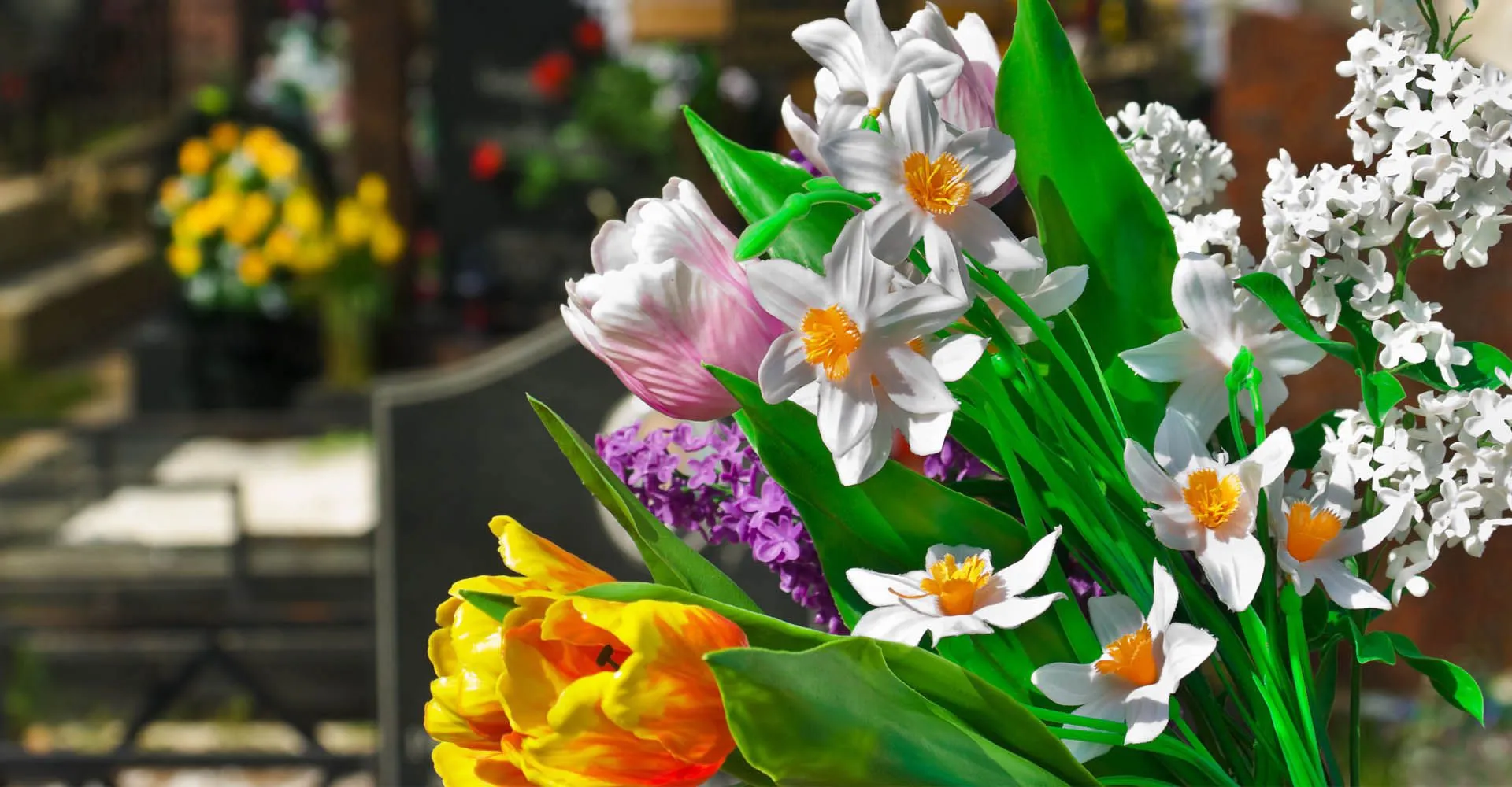Composition florale de printemps et fleurissement de sépulture en cimetière