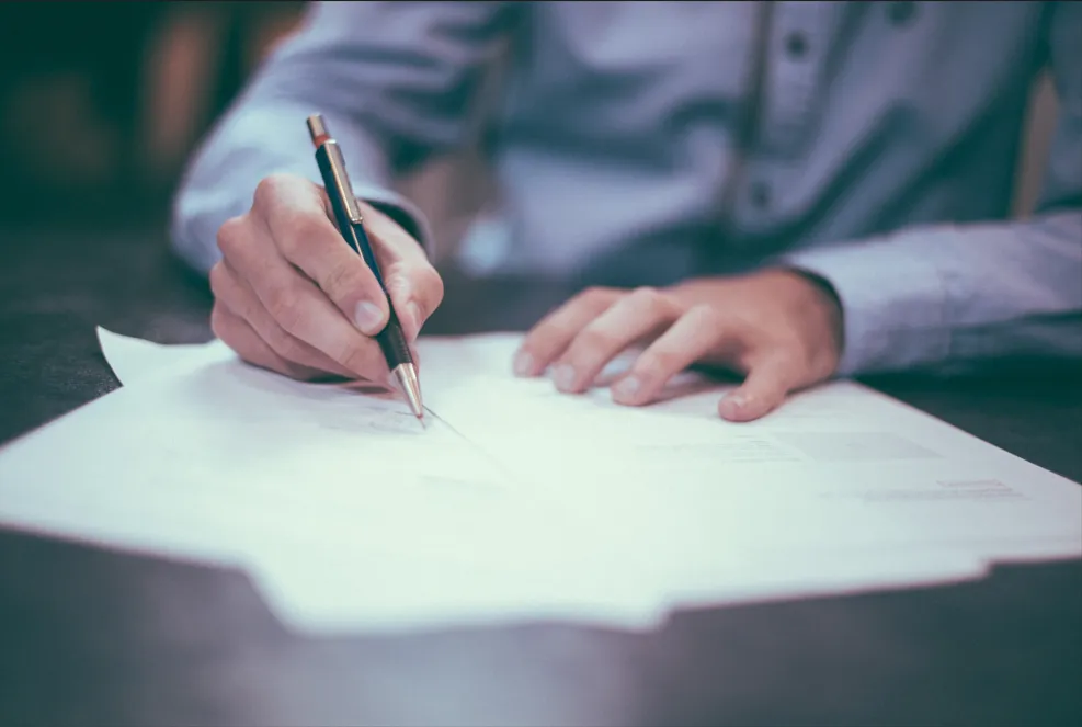 Conseiller funéraire avec un contrat de prévoyance